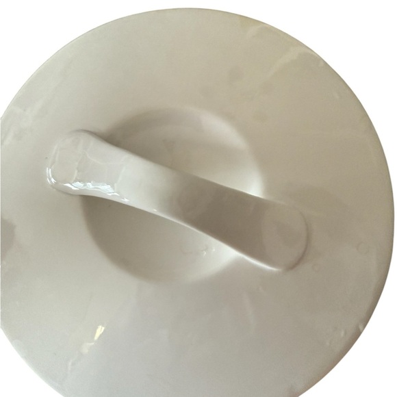 Savinio White Casserole Dish with Lid. - Picture 9 of 12